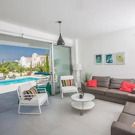 The Complete Guide To Renting Your Exclusive Holiday In With Private Pool And Close To The Beach 1551 * Πρωταράς