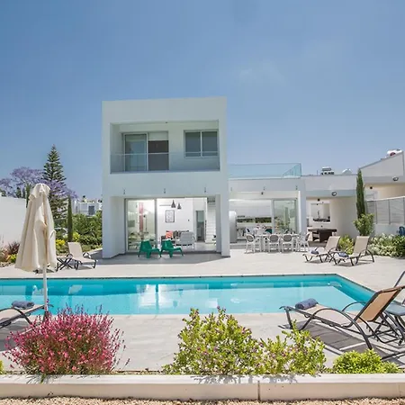 The Complete Guide To Renting Your Exclusive Holiday In With Private Pool And Close To The Beach 1551 Πρωταράς